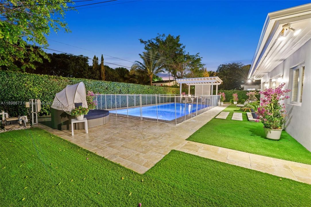 合同活跃: $1,650,000 (4 贝兹, 2 浴室, 2015 平方英尺)