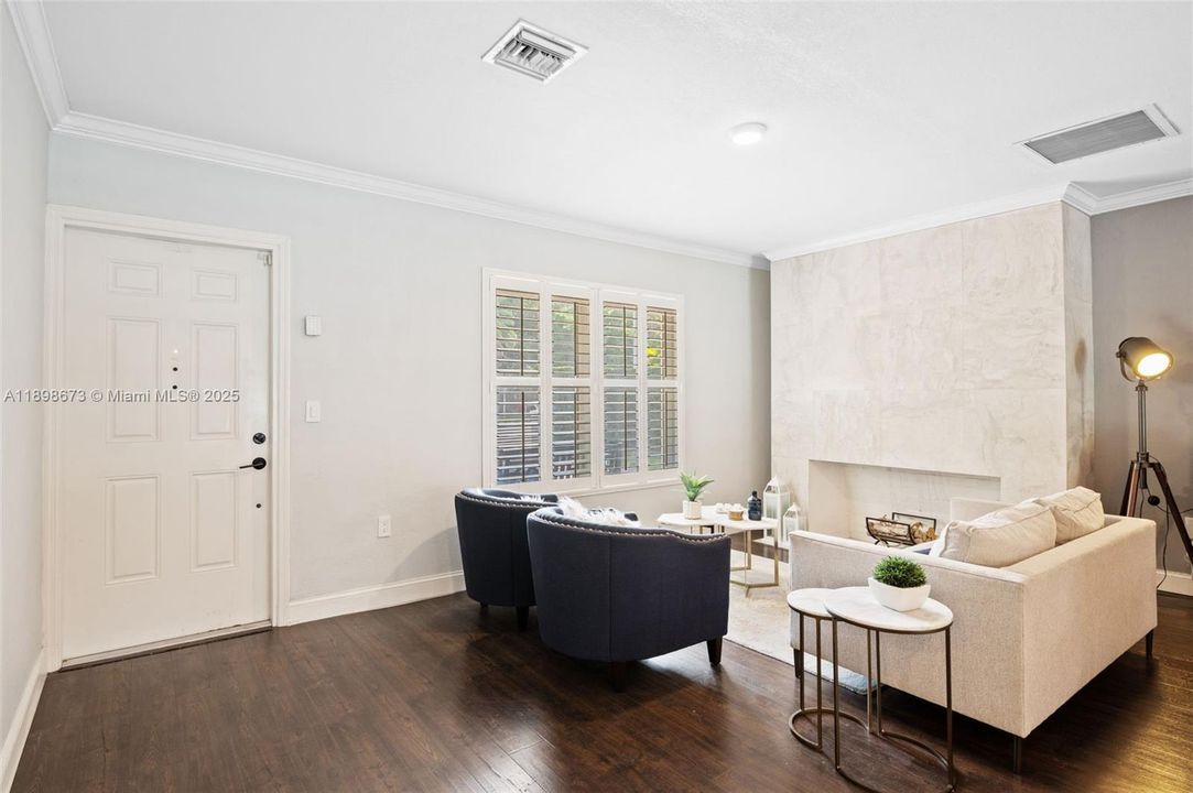 合同活跃: $1,650,000 (4 贝兹, 2 浴室, 2015 平方英尺)