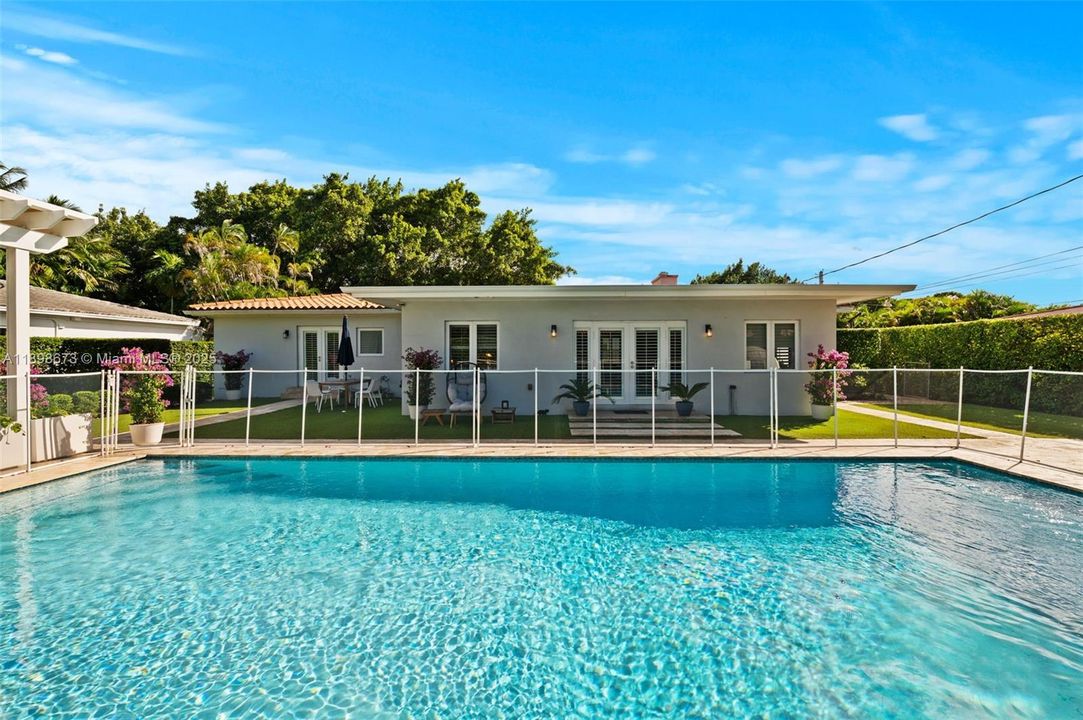 合同活跃: $1,650,000 (4 贝兹, 2 浴室, 2015 平方英尺)