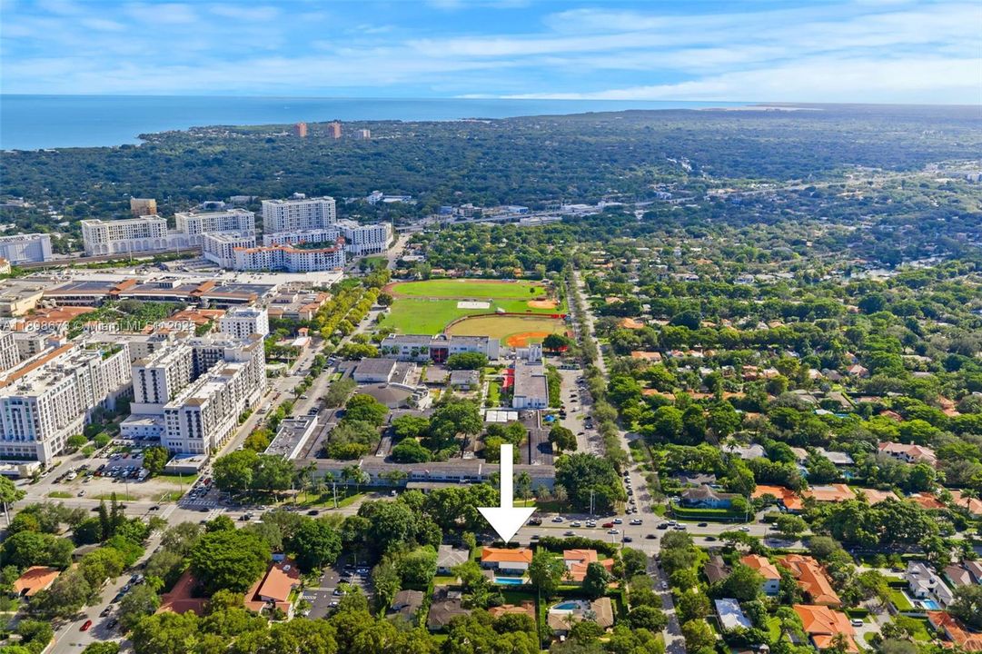 合同活跃: $1,650,000 (4 贝兹, 2 浴室, 2015 平方英尺)