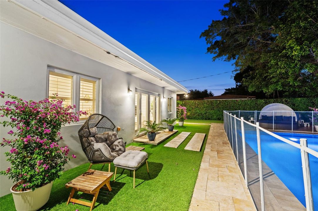 合同活跃: $1,650,000 (4 贝兹, 2 浴室, 2015 平方英尺)