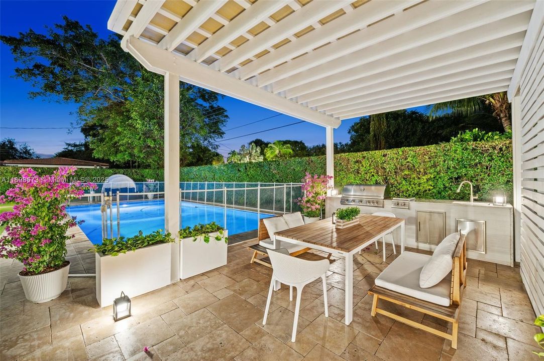 合同活跃: $1,650,000 (4 贝兹, 2 浴室, 2015 平方英尺)