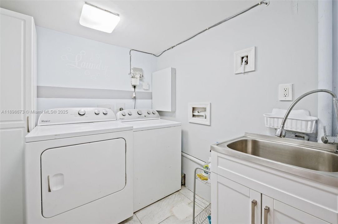 合同活跃: $1,650,000 (4 贝兹, 2 浴室, 2015 平方英尺)