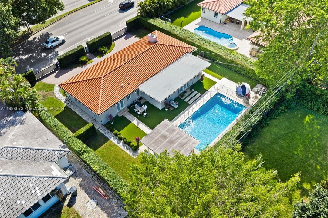 合同活跃: $1,650,000 (4 贝兹, 2 浴室, 2015 平方英尺)