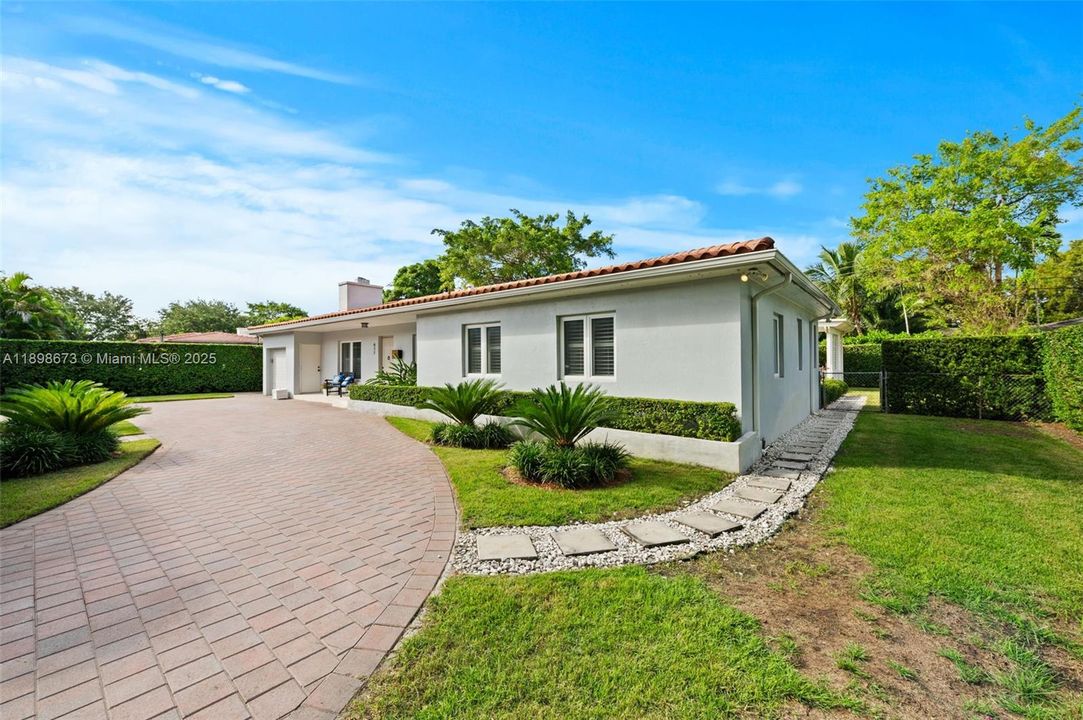 合同活跃: $1,650,000 (4 贝兹, 2 浴室, 2015 平方英尺)