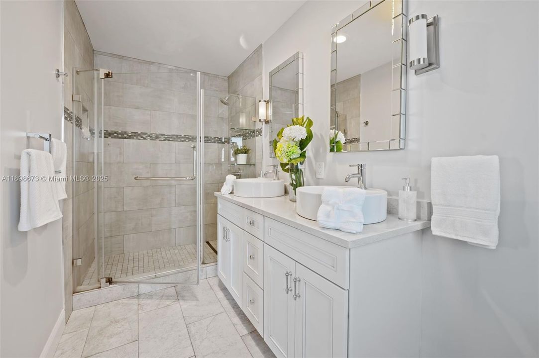 合同活跃: $1,650,000 (4 贝兹, 2 浴室, 2015 平方英尺)