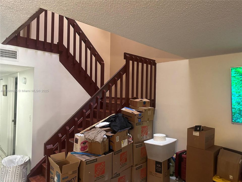 Под контрактом: $3,400 (4 спален, 3 ванн, 2100 Квадратных фут)