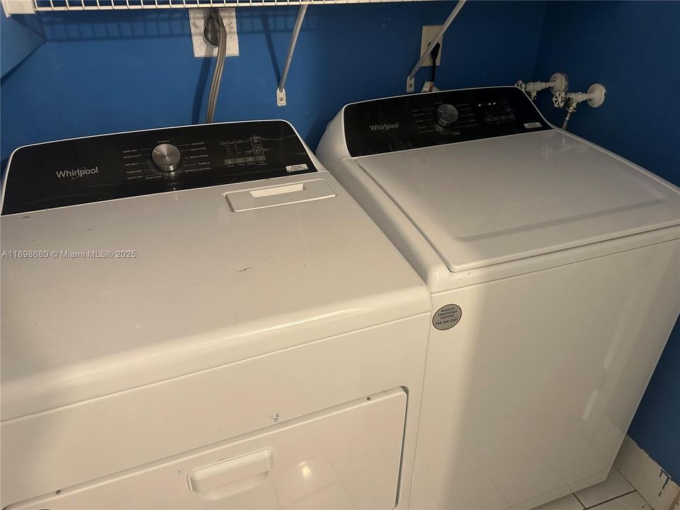 Под контрактом: $3,400 (4 спален, 3 ванн, 2100 Квадратных фут)