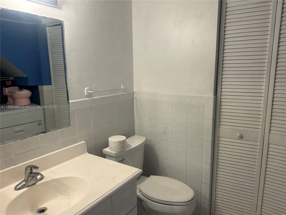 Под контрактом: $3,400 (4 спален, 3 ванн, 2100 Квадратных фут)