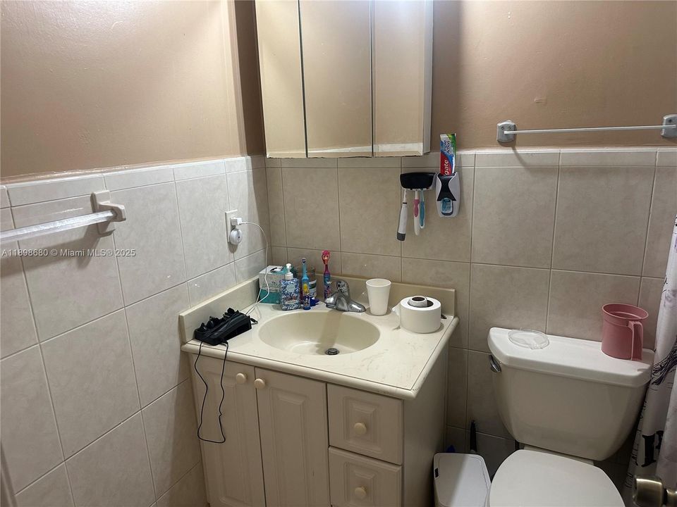 Под контрактом: $3,400 (4 спален, 3 ванн, 2100 Квадратных фут)