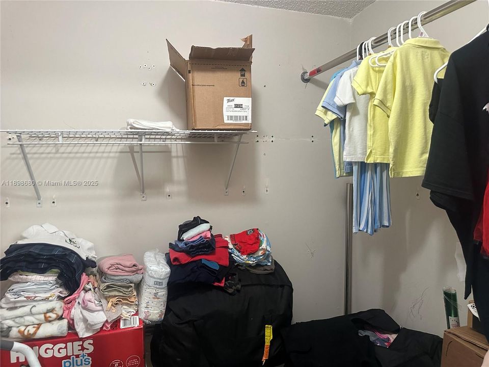 Под контрактом: $3,400 (4 спален, 3 ванн, 2100 Квадратных фут)