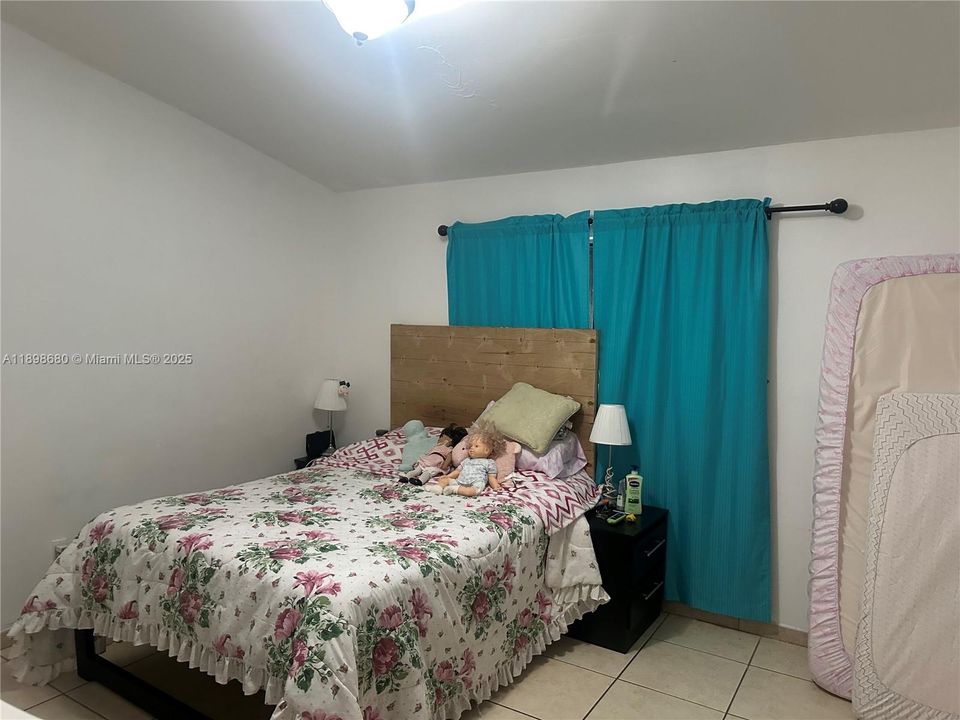 Под контрактом: $3,400 (4 спален, 3 ванн, 2100 Квадратных фут)