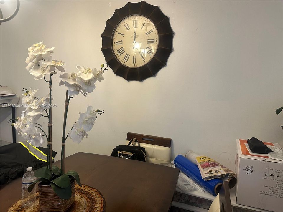 Под контрактом: $3,400 (4 спален, 3 ванн, 2100 Квадратных фут)