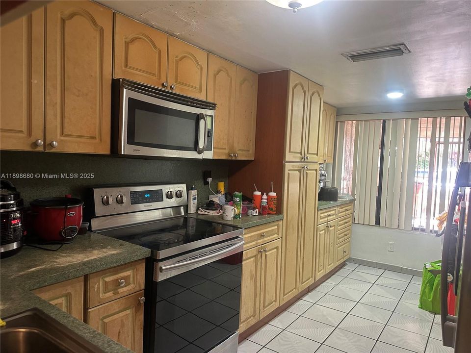 Под контрактом: $3,400 (4 спален, 3 ванн, 2100 Квадратных фут)