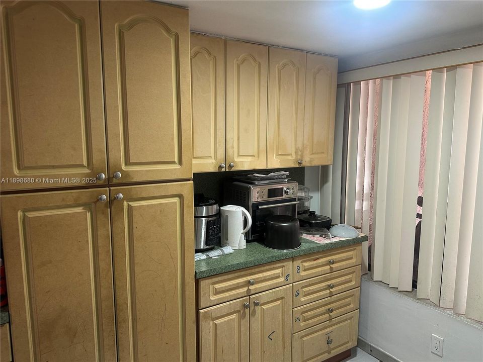 Под контрактом: $3,400 (4 спален, 3 ванн, 2100 Квадратных фут)