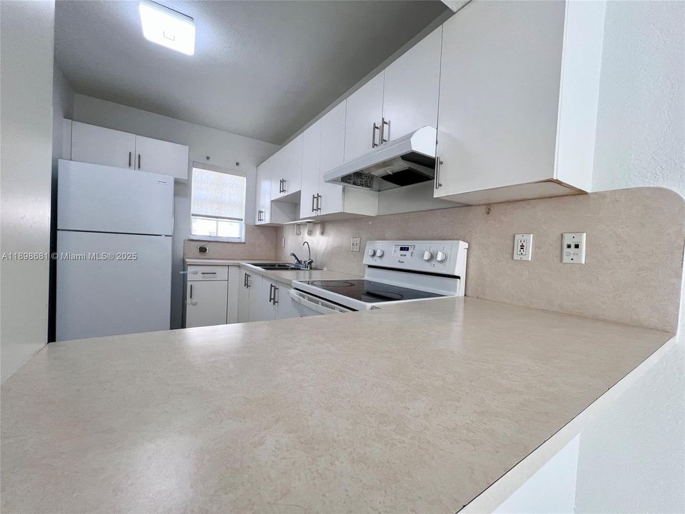 Recently Rented: $2,500 (2 beds, 1 baths, 930 Square Feet)