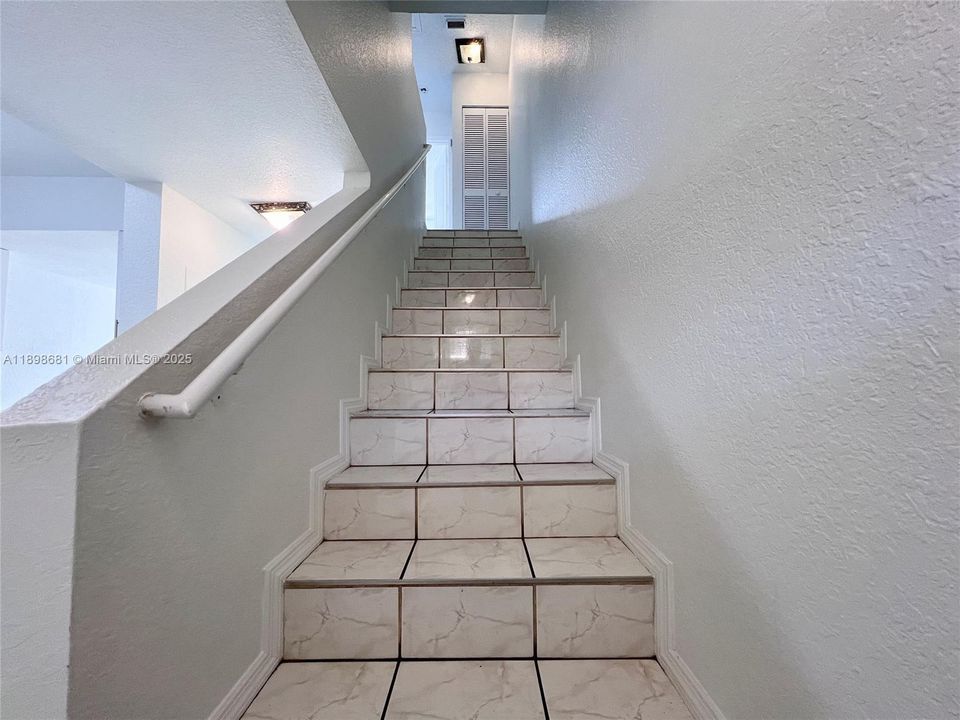 Recently Rented: $2,500 (2 beds, 1 baths, 930 Square Feet)