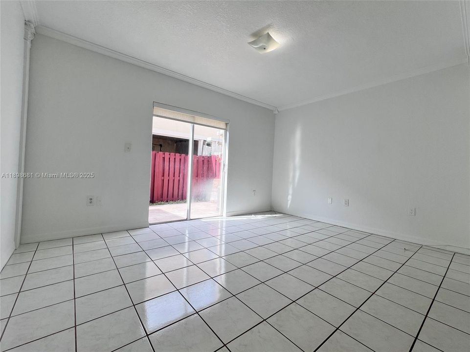 Recently Rented: $2,500 (2 beds, 1 baths, 930 Square Feet)