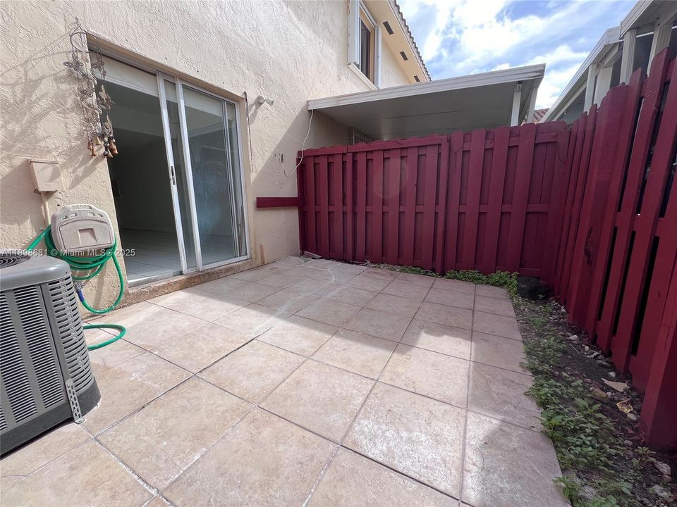 Recently Rented: $2,500 (2 beds, 1 baths, 930 Square Feet)