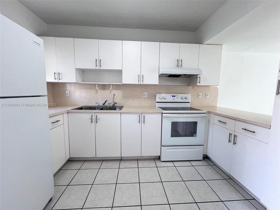 Recently Rented: $2,500 (2 beds, 1 baths, 930 Square Feet)