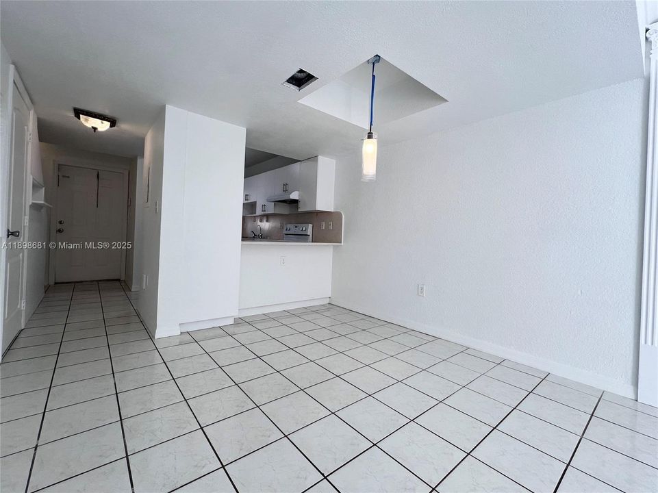 Recently Rented: $2,500 (2 beds, 1 baths, 930 Square Feet)