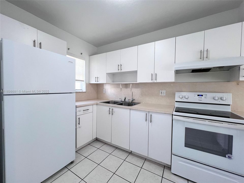 Recently Rented: $2,500 (2 beds, 1 baths, 930 Square Feet)