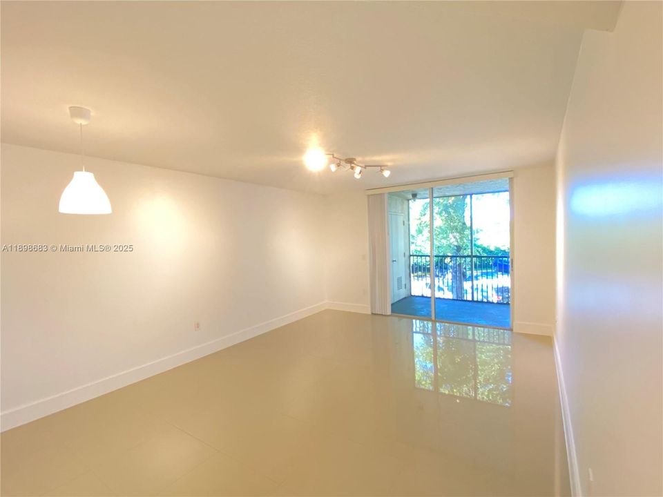 Recently Rented: $1,950 (1 beds, 1 baths, 810 Square Feet)