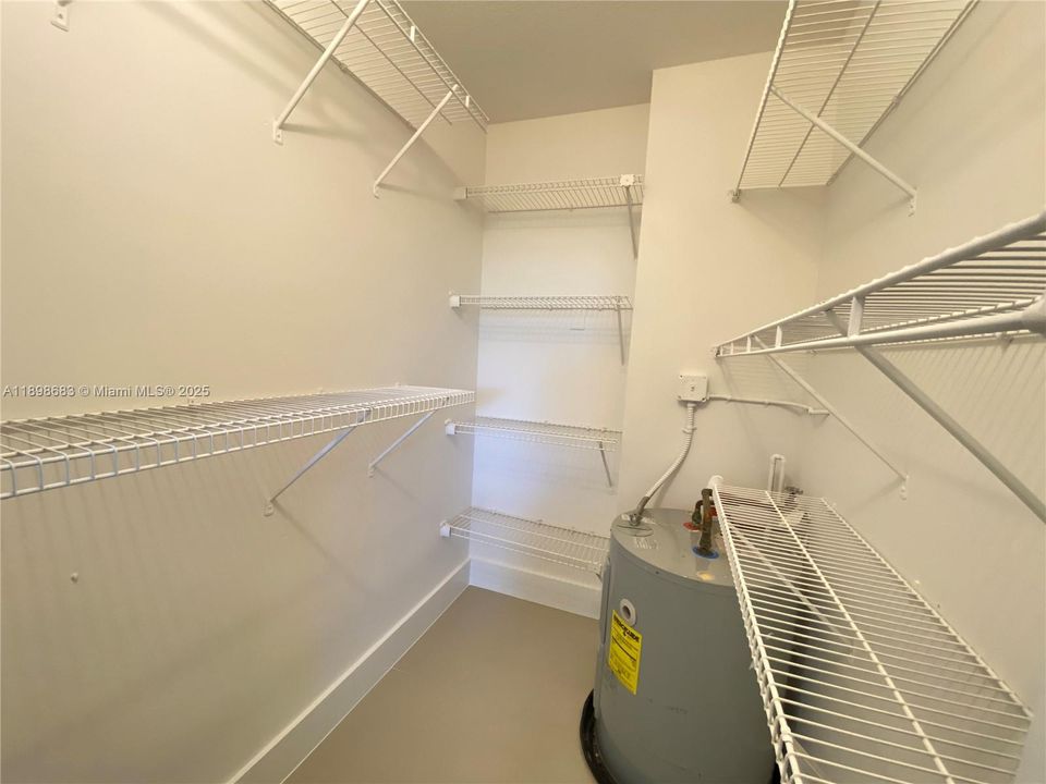 Recently Rented: $1,950 (1 beds, 1 baths, 810 Square Feet)