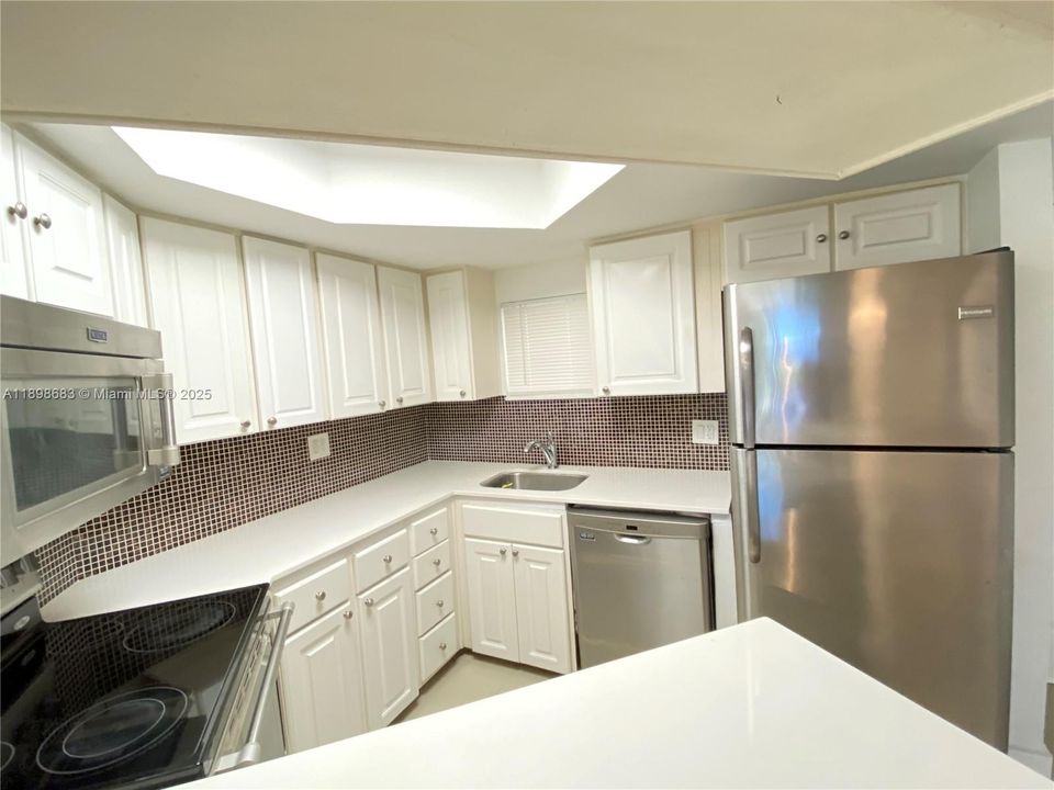 Recently Rented: $1,950 (1 beds, 1 baths, 810 Square Feet)