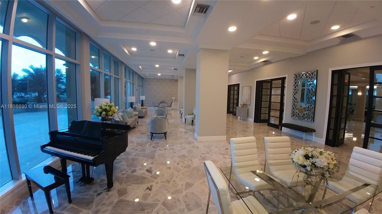 For Rent: $3,300 (2 beds, 1 baths, 793 Square Feet)