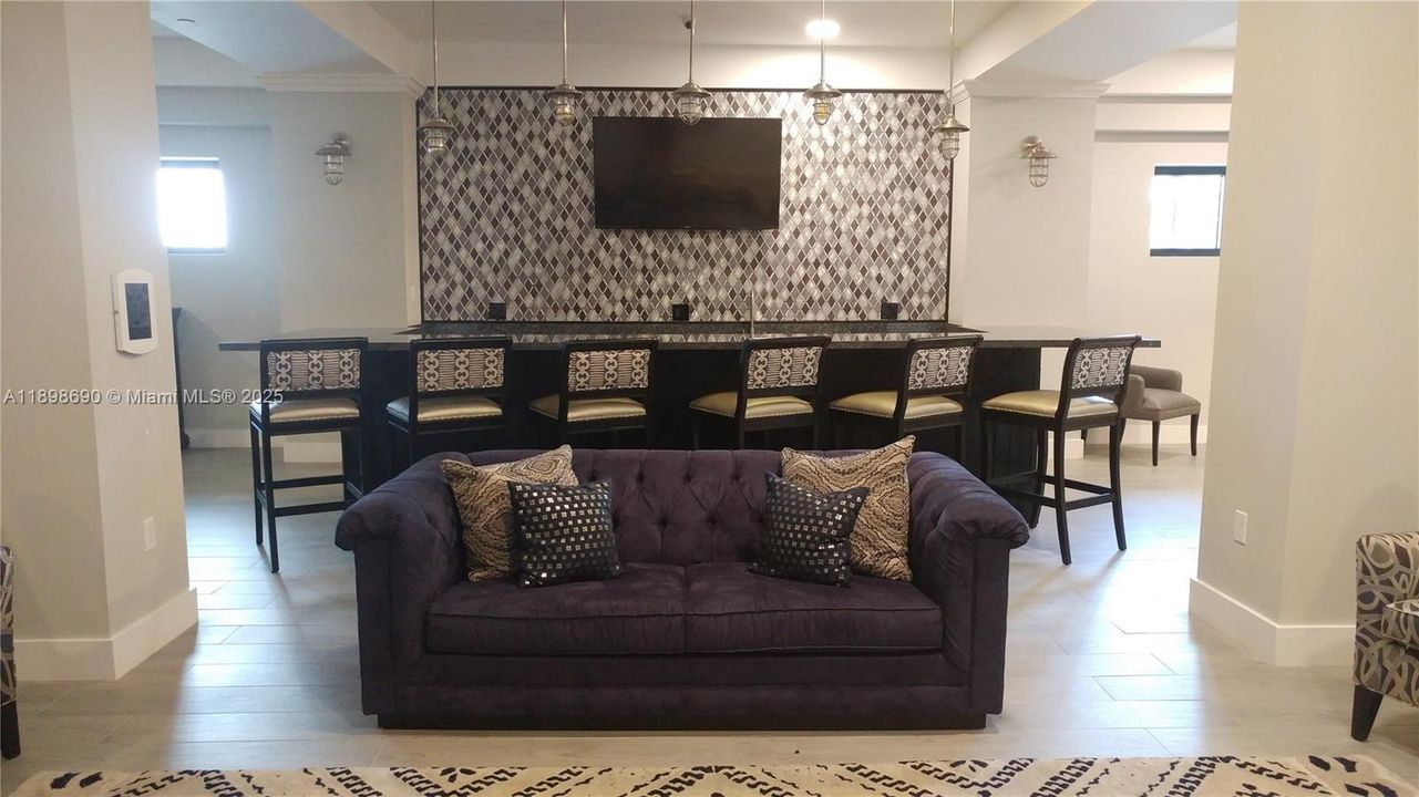 For Rent: $3,300 (2 beds, 1 baths, 793 Square Feet)