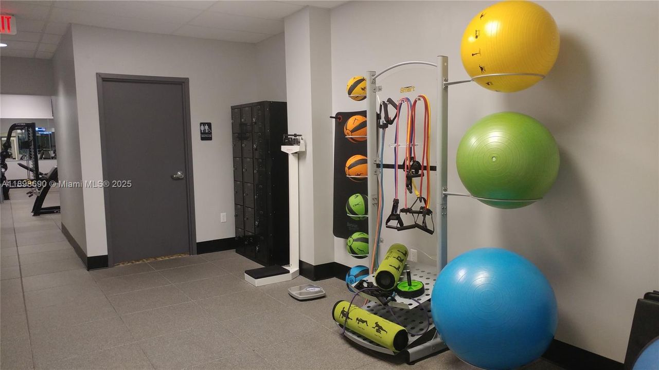 For Rent: $3,300 (2 beds, 1 baths, 793 Square Feet)