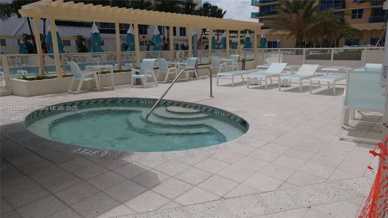 For Rent: $3,300 (2 beds, 1 baths, 793 Square Feet)