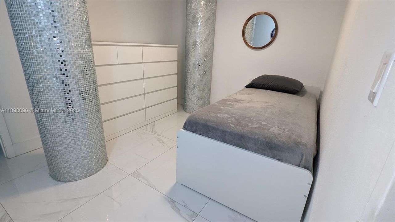 For Rent: $3,300 (2 beds, 1 baths, 793 Square Feet)