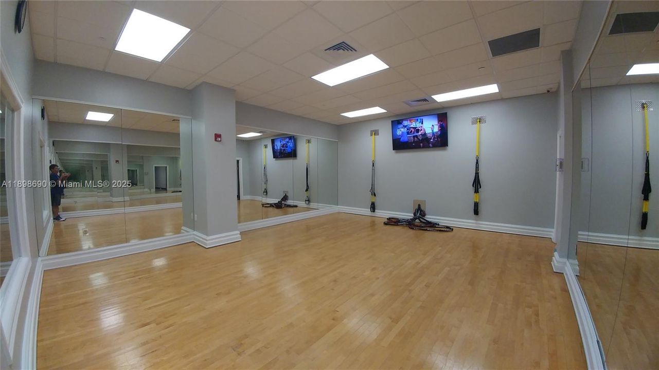 For Rent: $3,300 (2 beds, 1 baths, 793 Square Feet)