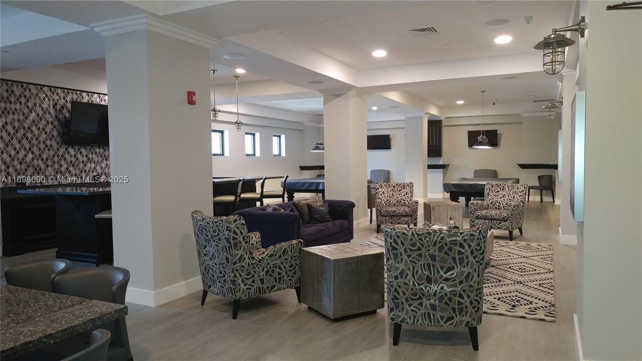 For Rent: $3,300 (2 beds, 1 baths, 793 Square Feet)