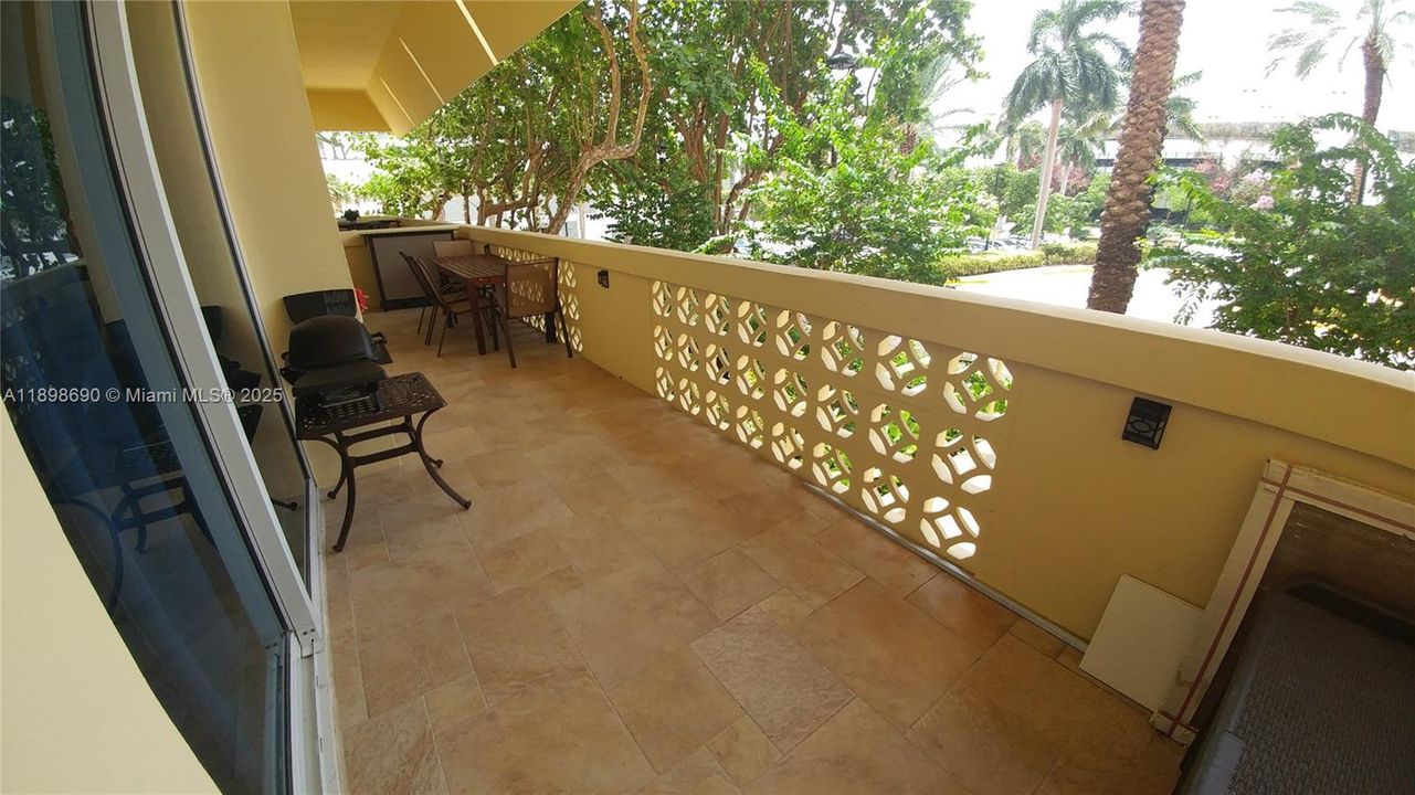 For Rent: $3,300 (2 beds, 1 baths, 793 Square Feet)