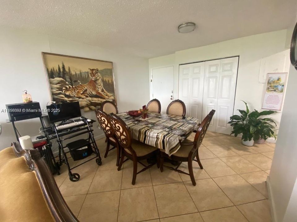 For Rent: $2,300 (2 beds, 1 baths, 900 Square Feet)