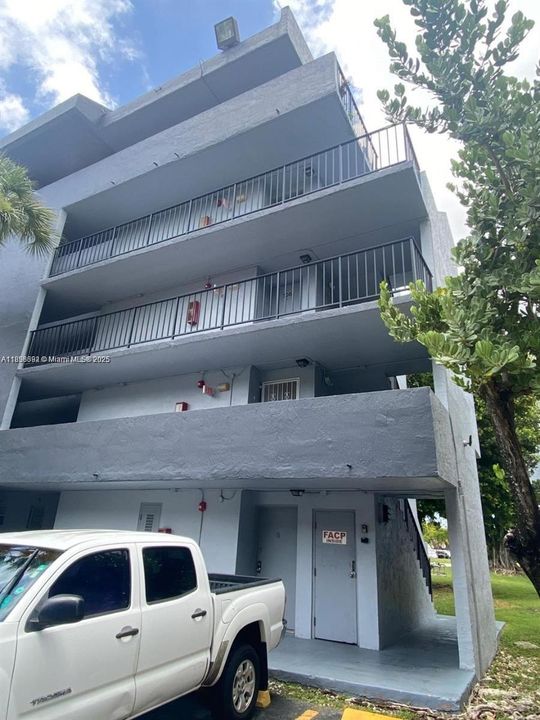 For Rent: $2,300 (2 beds, 1 baths, 900 Square Feet)