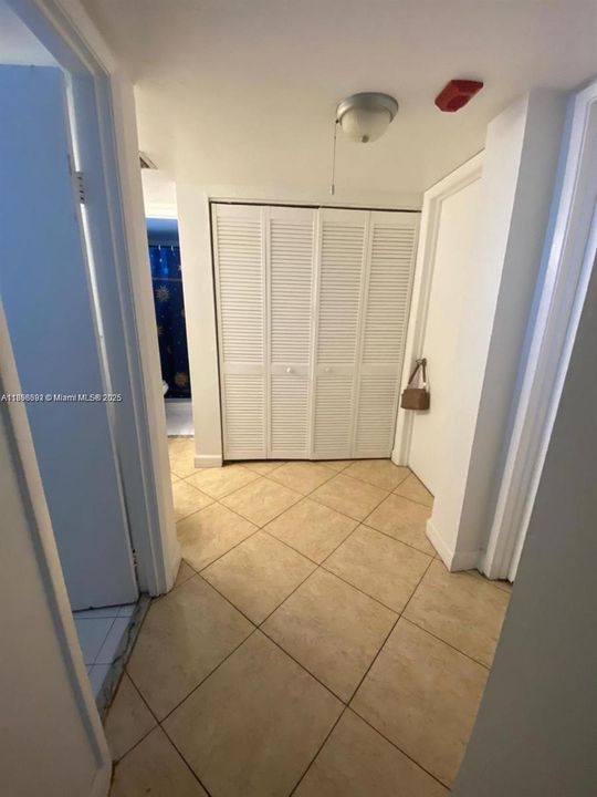 For Rent: $2,300 (2 beds, 1 baths, 900 Square Feet)