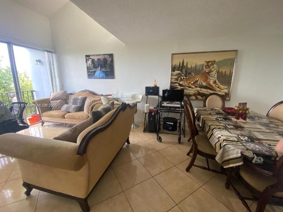 For Rent: $2,300 (2 beds, 1 baths, 900 Square Feet)