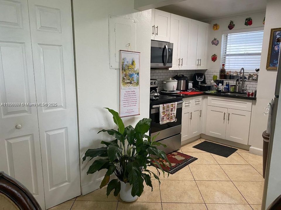 For Rent: $2,300 (2 beds, 1 baths, 900 Square Feet)