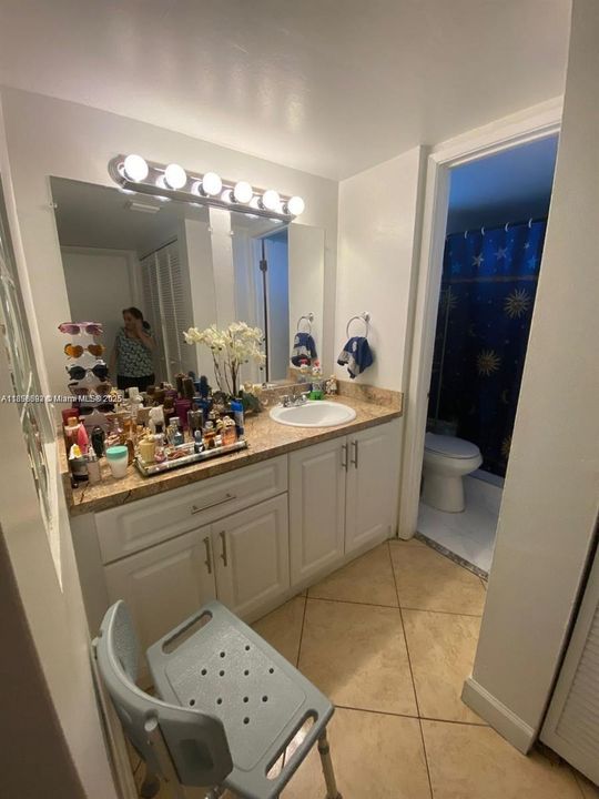 For Rent: $2,300 (2 beds, 1 baths, 900 Square Feet)