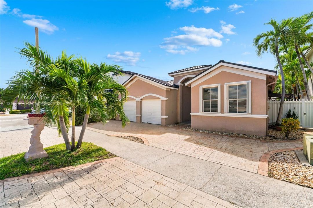 Recently Sold: $735,000 (3 beds, 2 baths, 1915 Square Feet)