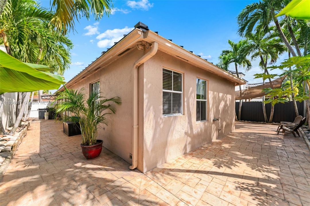 Recently Sold: $735,000 (3 beds, 2 baths, 1915 Square Feet)