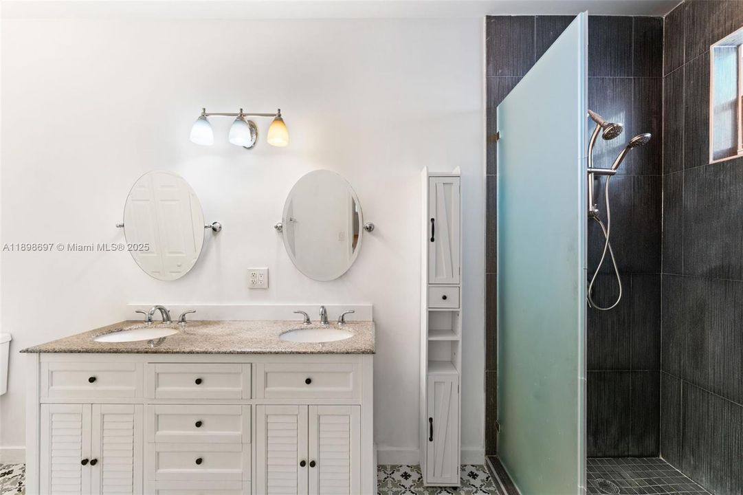 Recently Sold: $735,000 (3 beds, 2 baths, 1915 Square Feet)