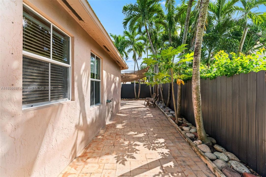 Recently Sold: $735,000 (3 beds, 2 baths, 1915 Square Feet)