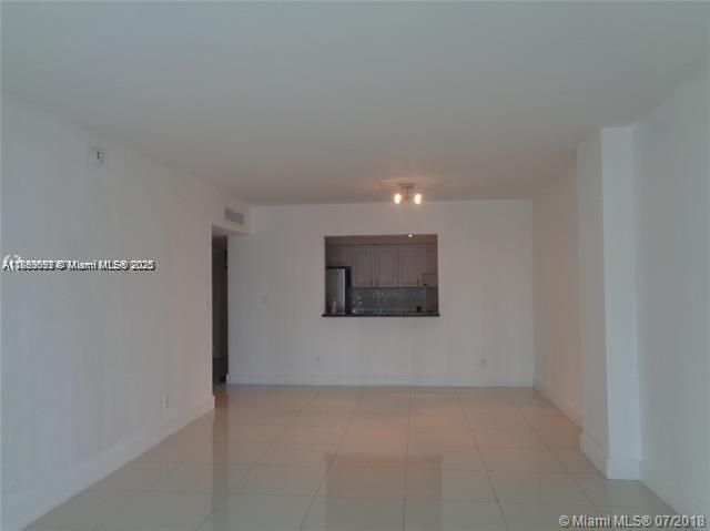 合同活跃: $2,170 (1 贝兹, 1 浴室, 1000 平方英尺)