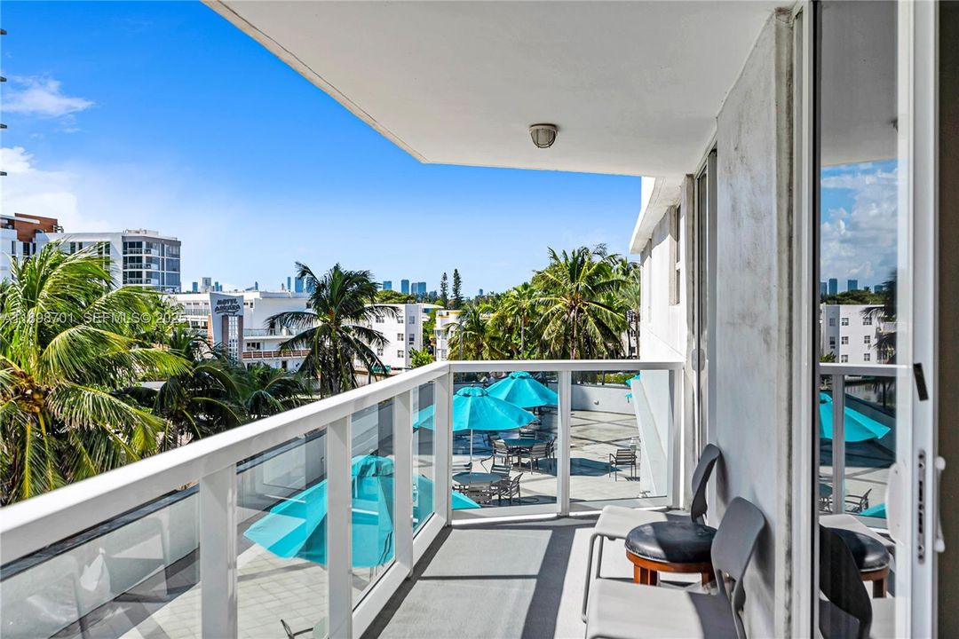 For Sale: $520,000 (1 beds, 2 baths, 1121 Square Feet)