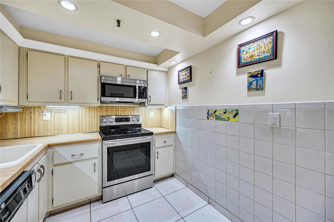 For Sale: $520,000 (1 beds, 2 baths, 1121 Square Feet)